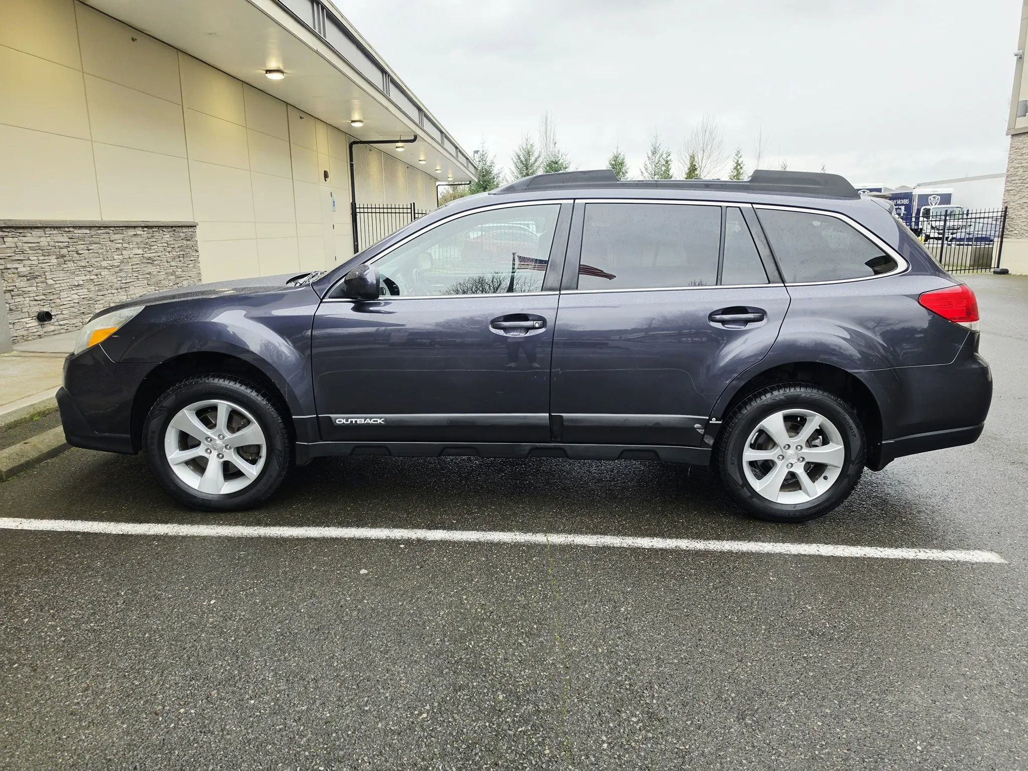 Used 2013 Subaru Outback 3.6R Limited w/ Moonroof Pkg AWD/4WD image 2