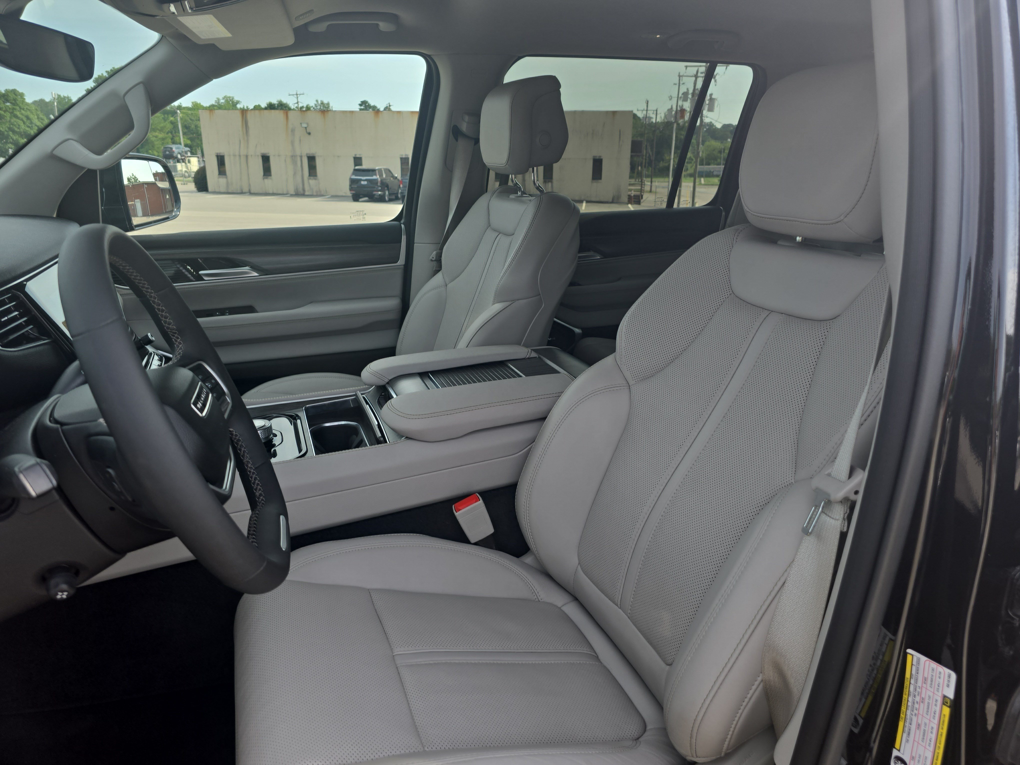 Used 2024 Jeep Wagoneer Series II AWD/4WD image 16