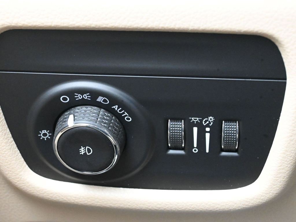 Used 2023 Jeep Grand Cherokee Limited image 23