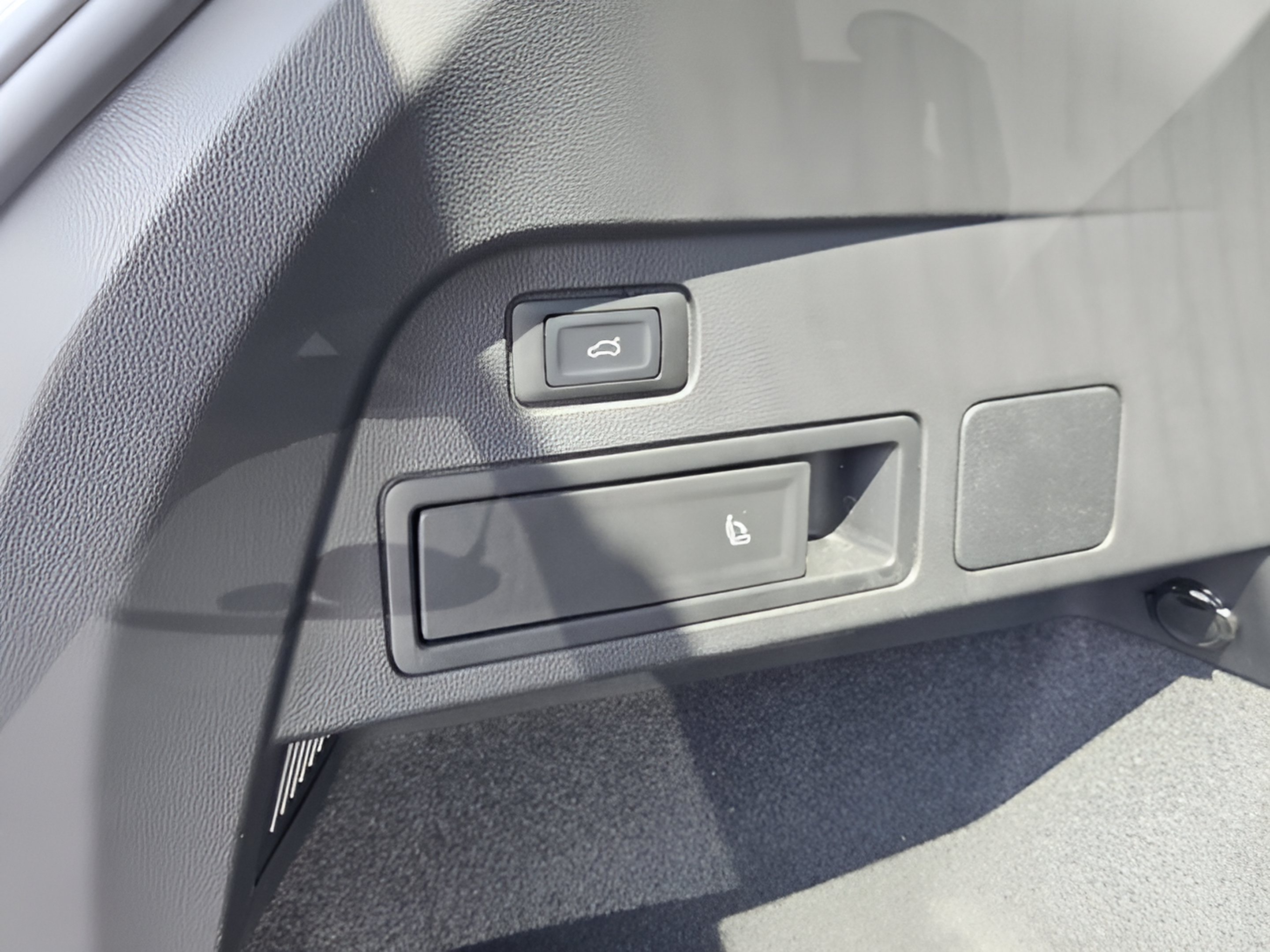 Certified 2023 Volkswagen Tiguan SE R-Line FWD image 27