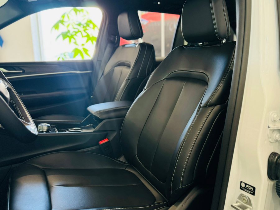 Used 2026 Jeep Grand Cherokee Limited image 14