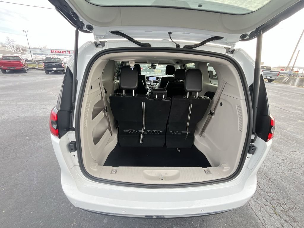 Used 2024 Chrysler Pacifica Touring-L image 23