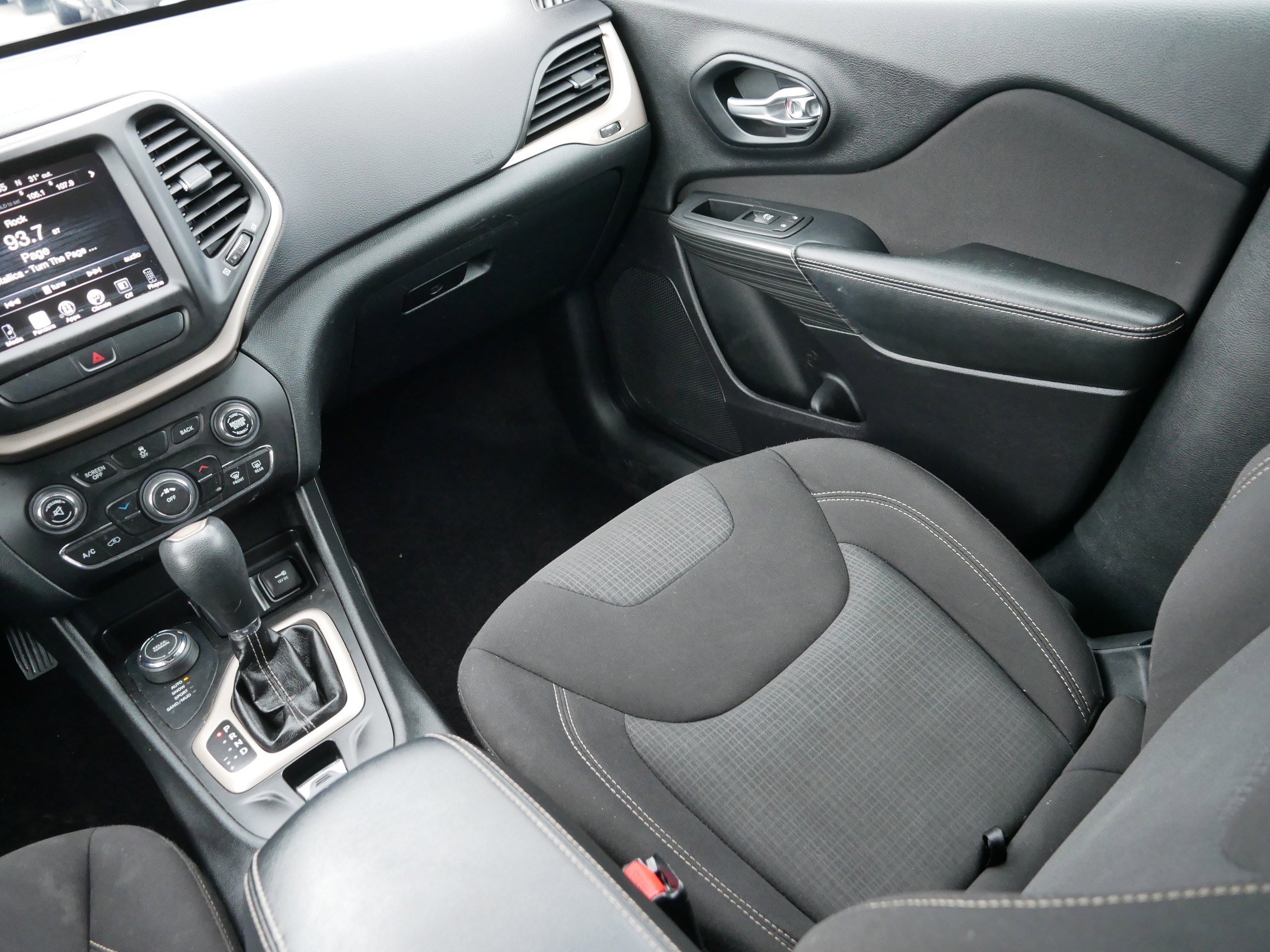 Used 2016 Jeep Cherokee Latitude image 11