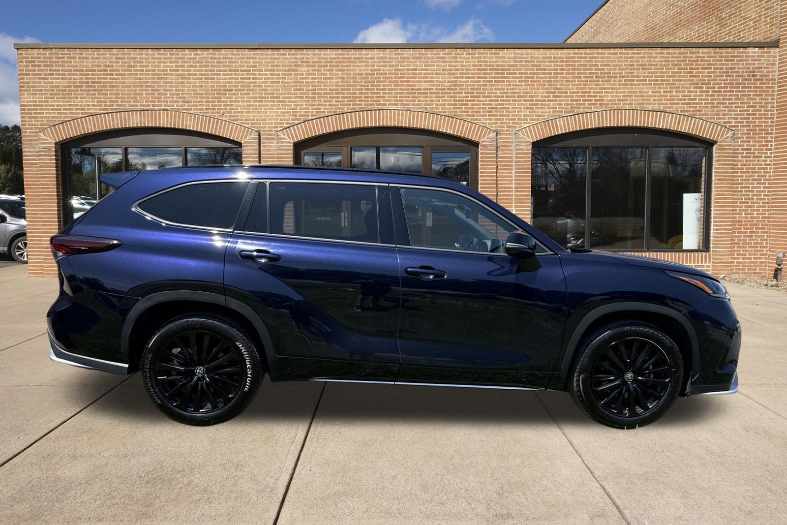 Used 2025 Toyota Highlander XSE AWD/4WD image 2