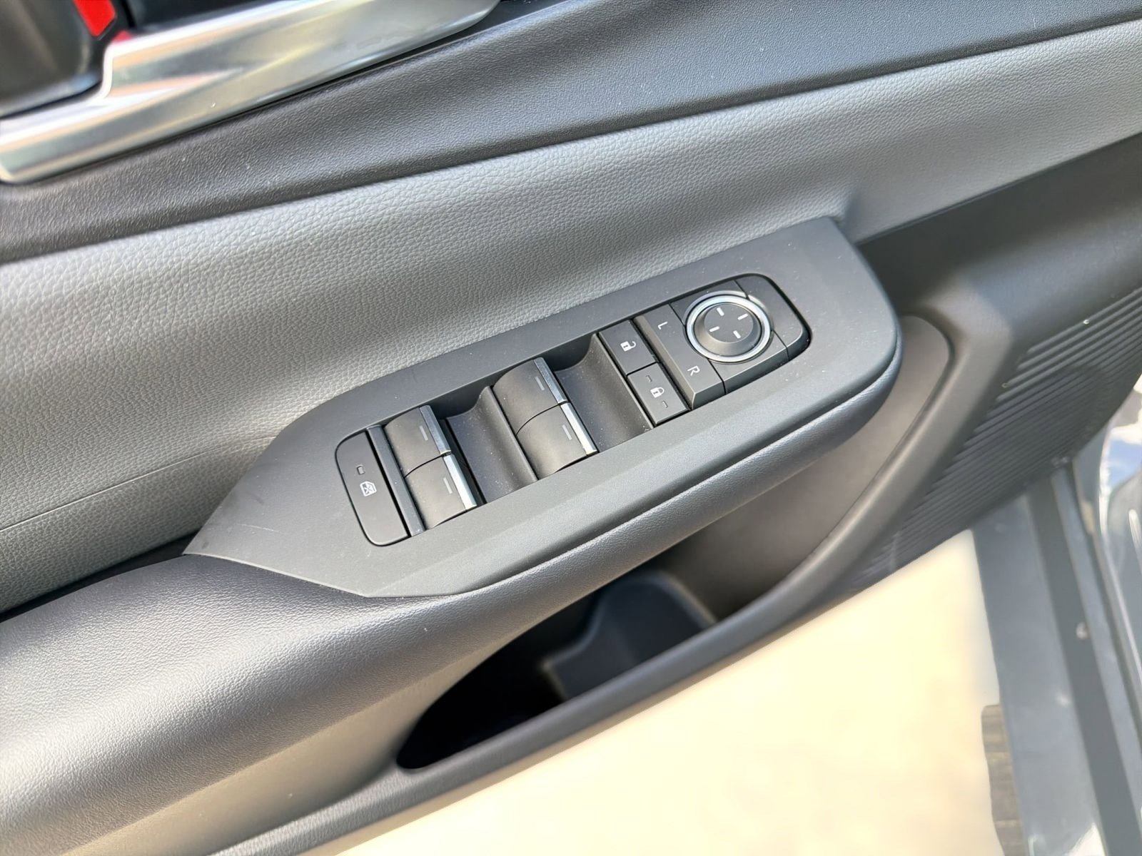 Used 2025 Toyota Prius XLE image 13