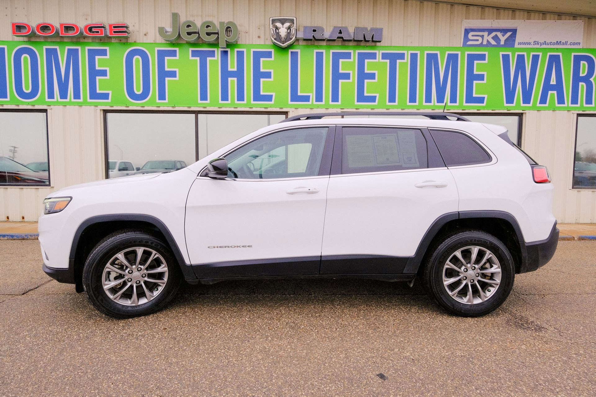 Used 2022 Jeep Cherokee Latitude Lux w/ Sun & Sound Group image 3
