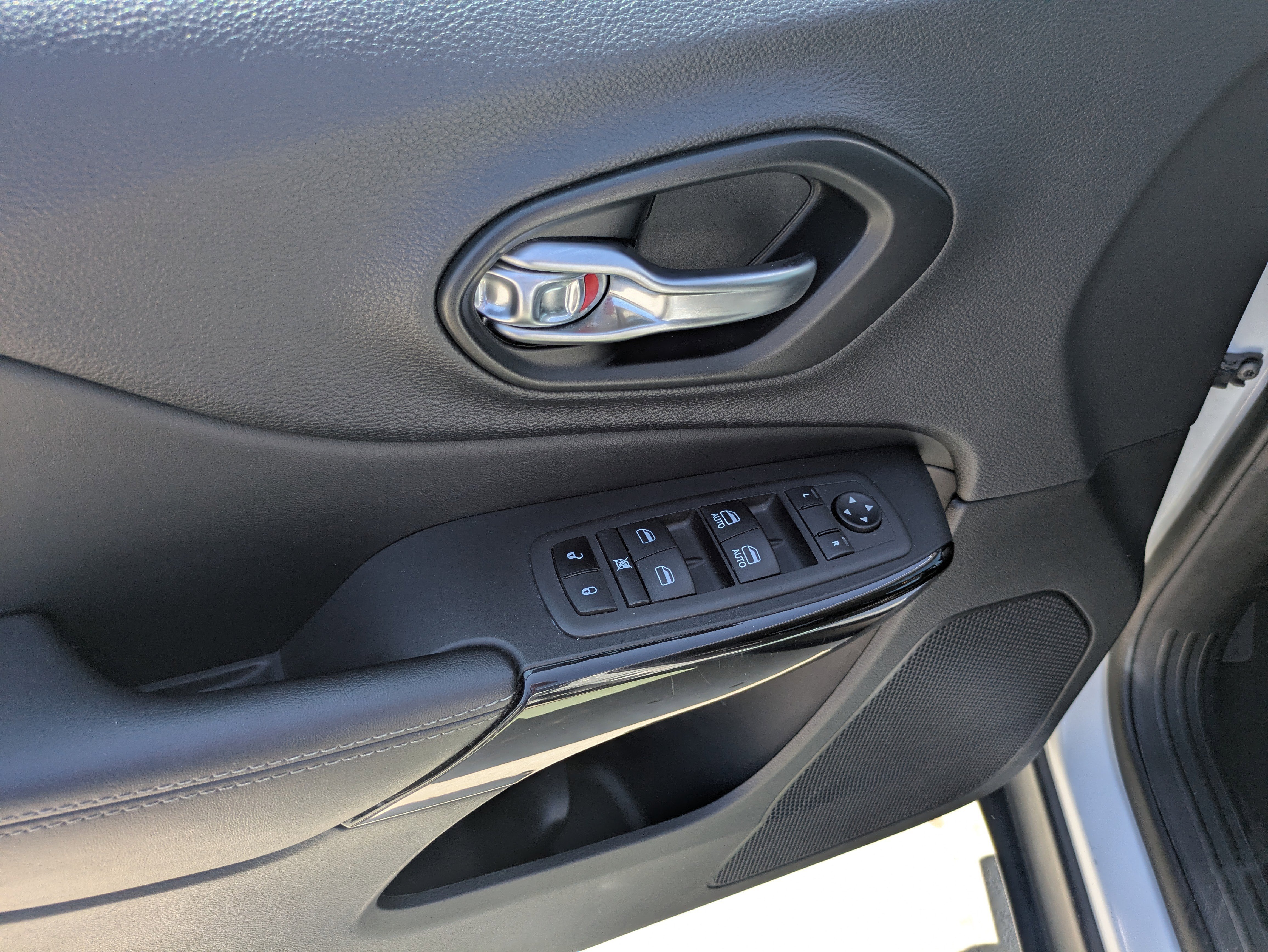 Used 2023 Jeep Cherokee Altitude Lux image 9