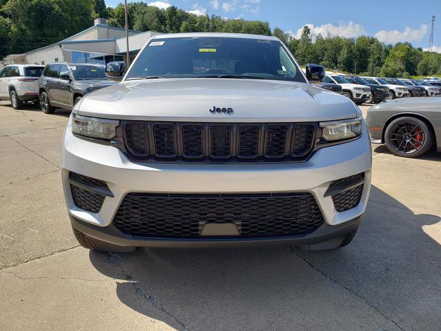 New 2025 Jeep Grand Cherokee Altitude image 3