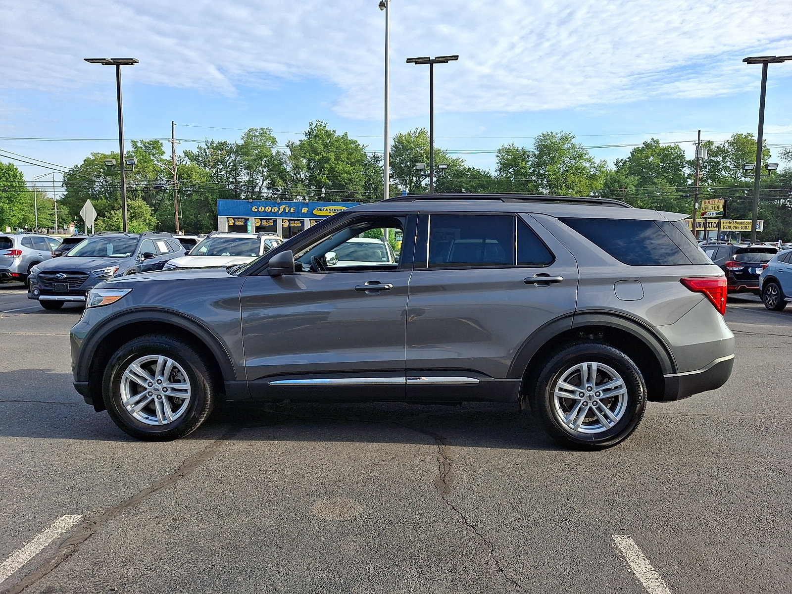 Certified 2023 Ford Explorer XLT w/ Equipment Group 202A AWD/4WD image 4