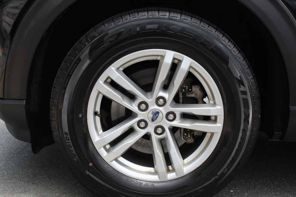 Used 2020 Ford Explorer XLT w/ Equipment Group 202A AWD/4WD image 35