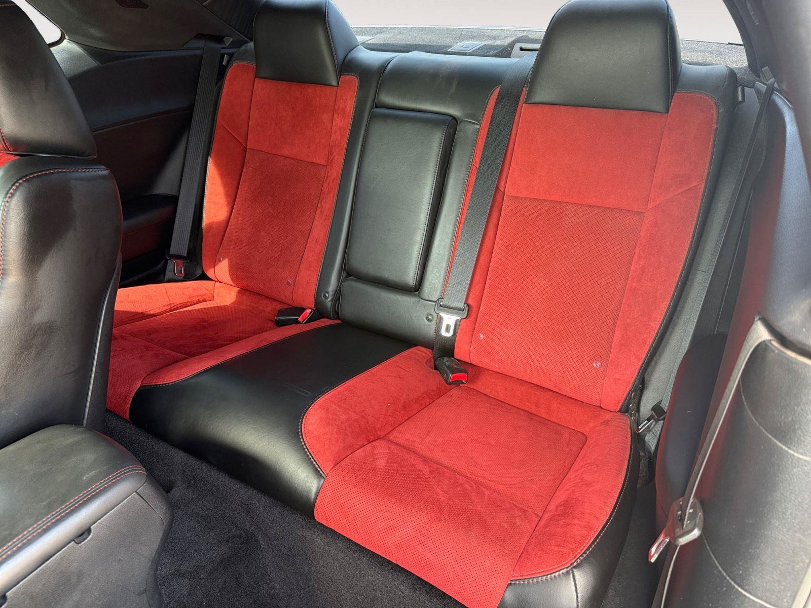 Used 2018 Dodge Challenger R/T Scat Pack w/ Leather Interior Group RWD image 18