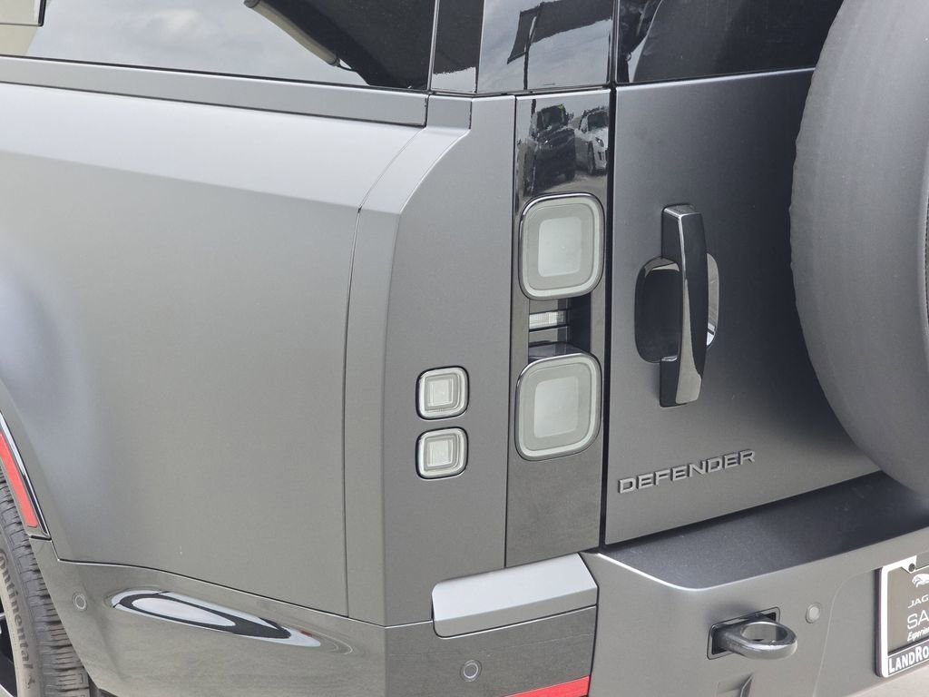 New 2026 Land Rover Defender 130 X-Dynamic SE AWD/4WD image 36