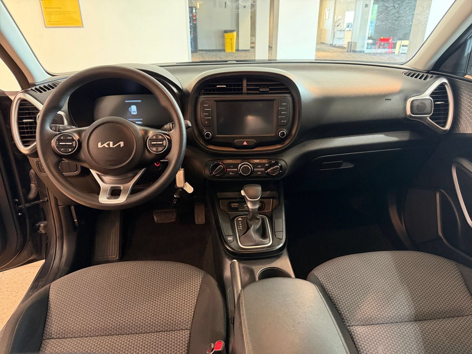 Used 2025 Kia Soul LX w/ LX Technology Package FWD image 32