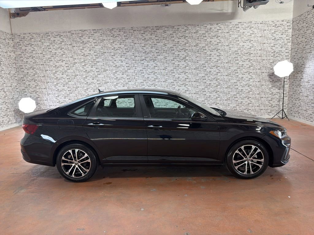Used 2025 Volkswagen Jetta Sport FWD image 8