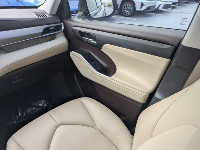 Used 2021 Toyota Highlander XLE AWD/4WD image 17