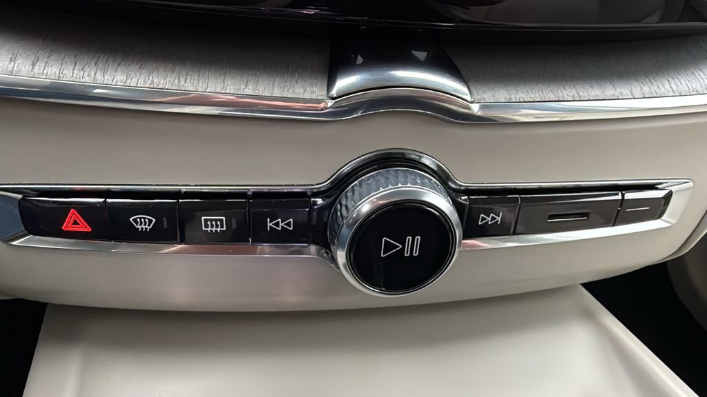 Certified 2024 Volvo XC60 T8 Ultimate w/ Climate Package image 19