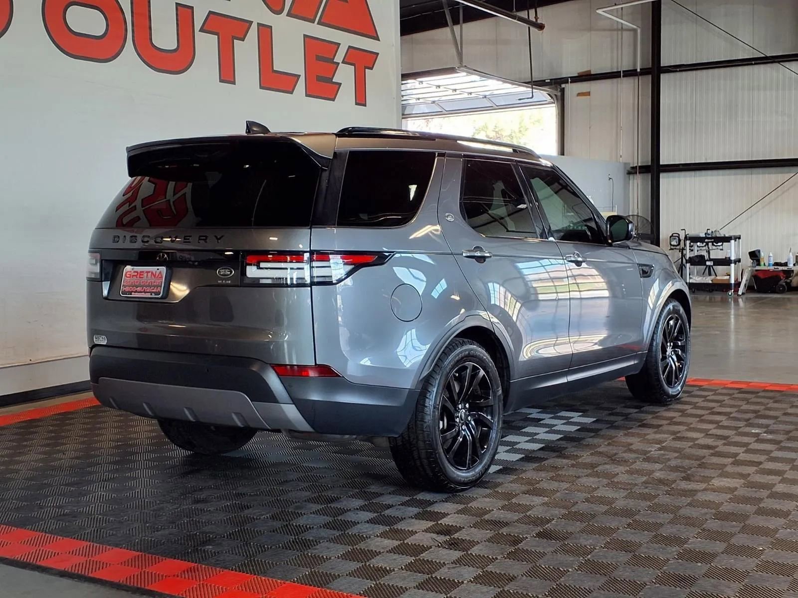 Used 2018 Land Rover Discovery SE image 8