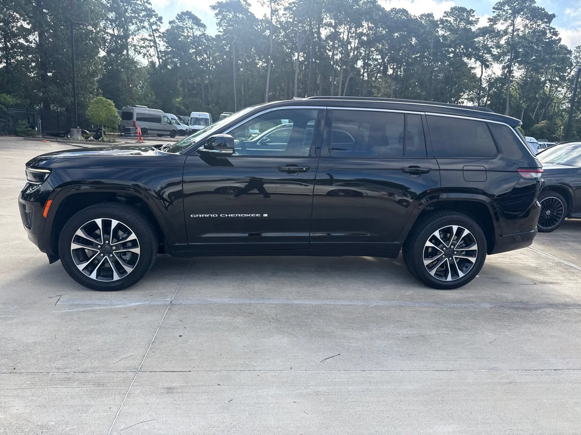 Used 2024 Jeep Grand Cherokee L Overland w/ Trailer Tow Package AWD/4WD image 7