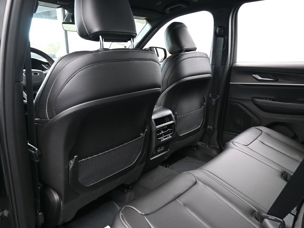 Used 2025 Jeep Grand Cherokee Limited image 24