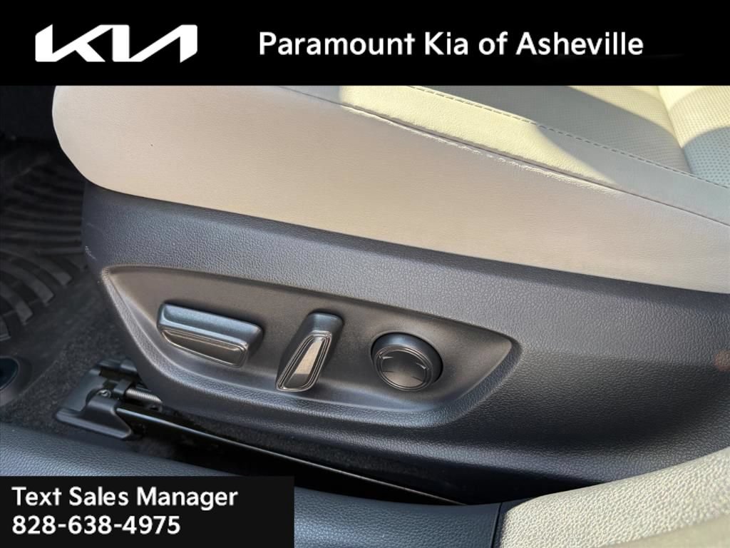 Used 2026 Toyota Prius XLE FWD image 18