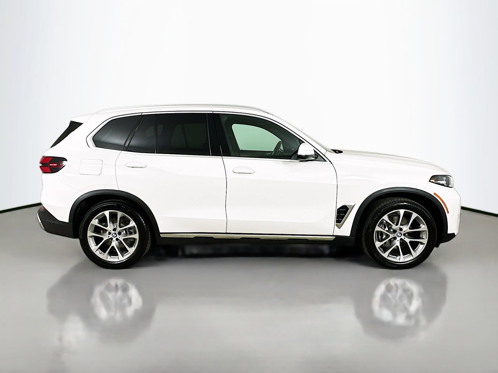 Used 2024 BMW X5 xDrive40i w/ Parking Assistance Package AWD/4WD image 4