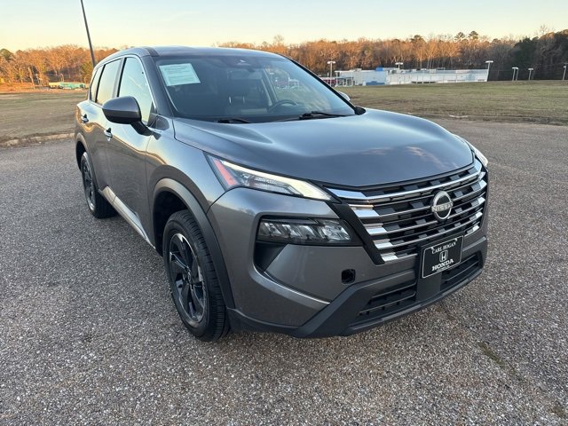 Used 2024 Nissan Rogue SV image 2