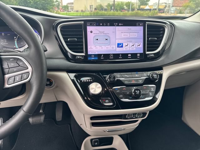 Used 2024 Chrysler Pacifica Touring-L FWD image 18