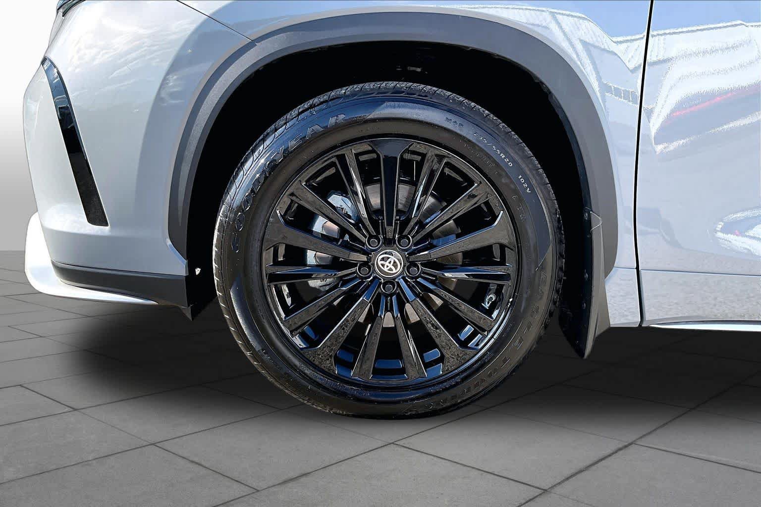 Used 2025 Toyota Highlander XSE AWD/4WD image 11