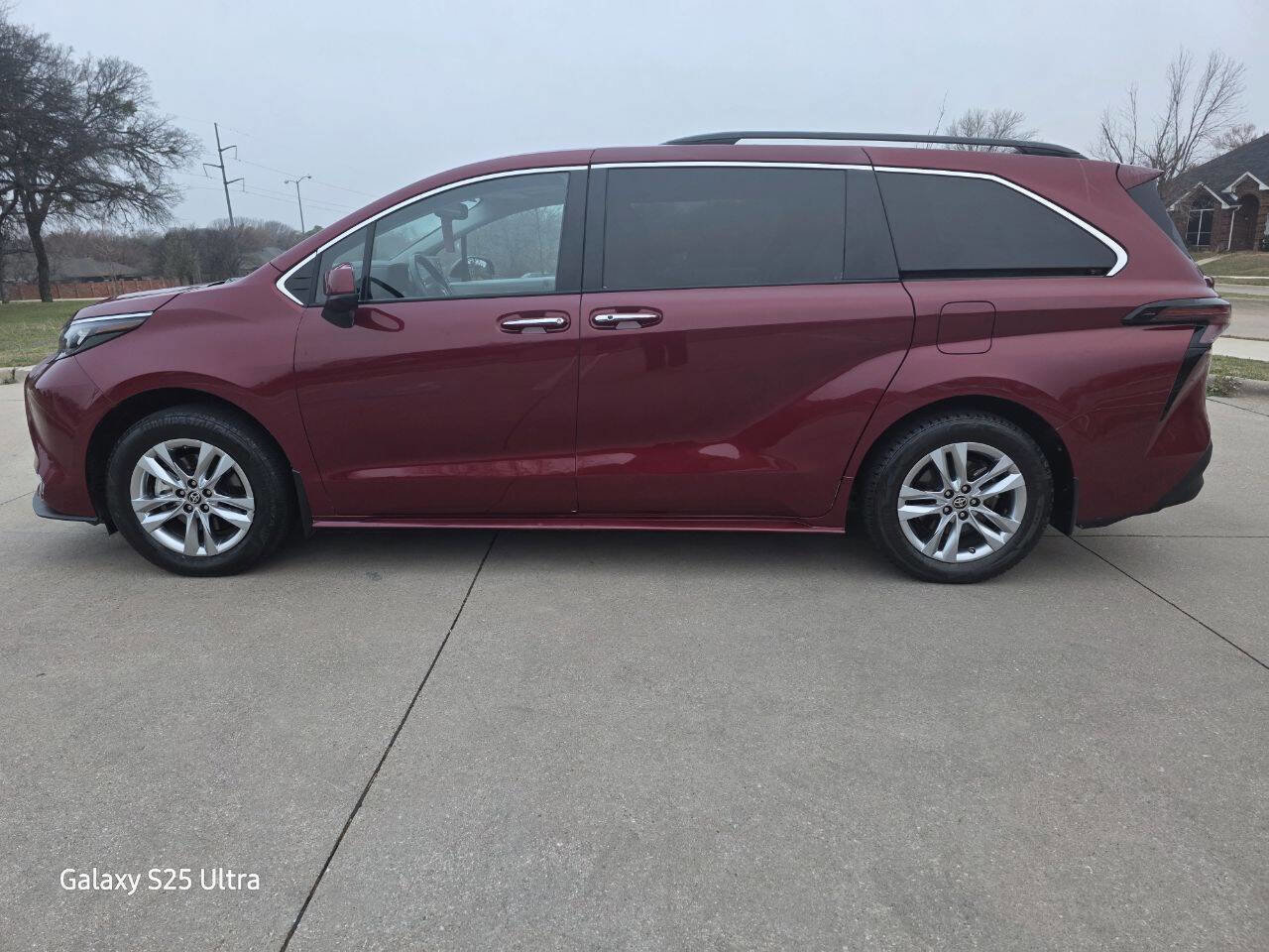 Used 2024 Toyota Sienna XLE w/ XLE Plus Package image 5