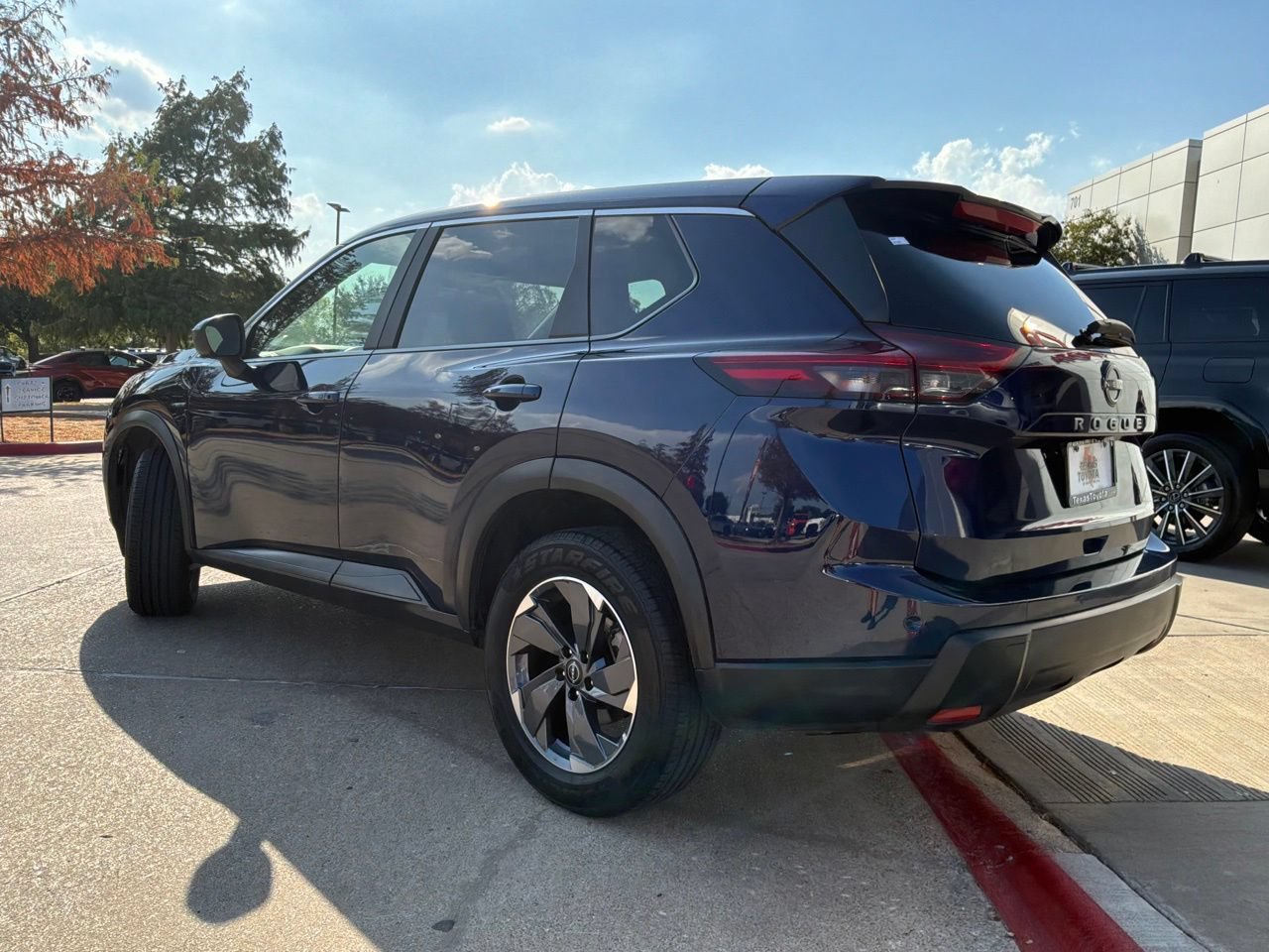 Used 2025 Nissan Rogue SV FWD image 8