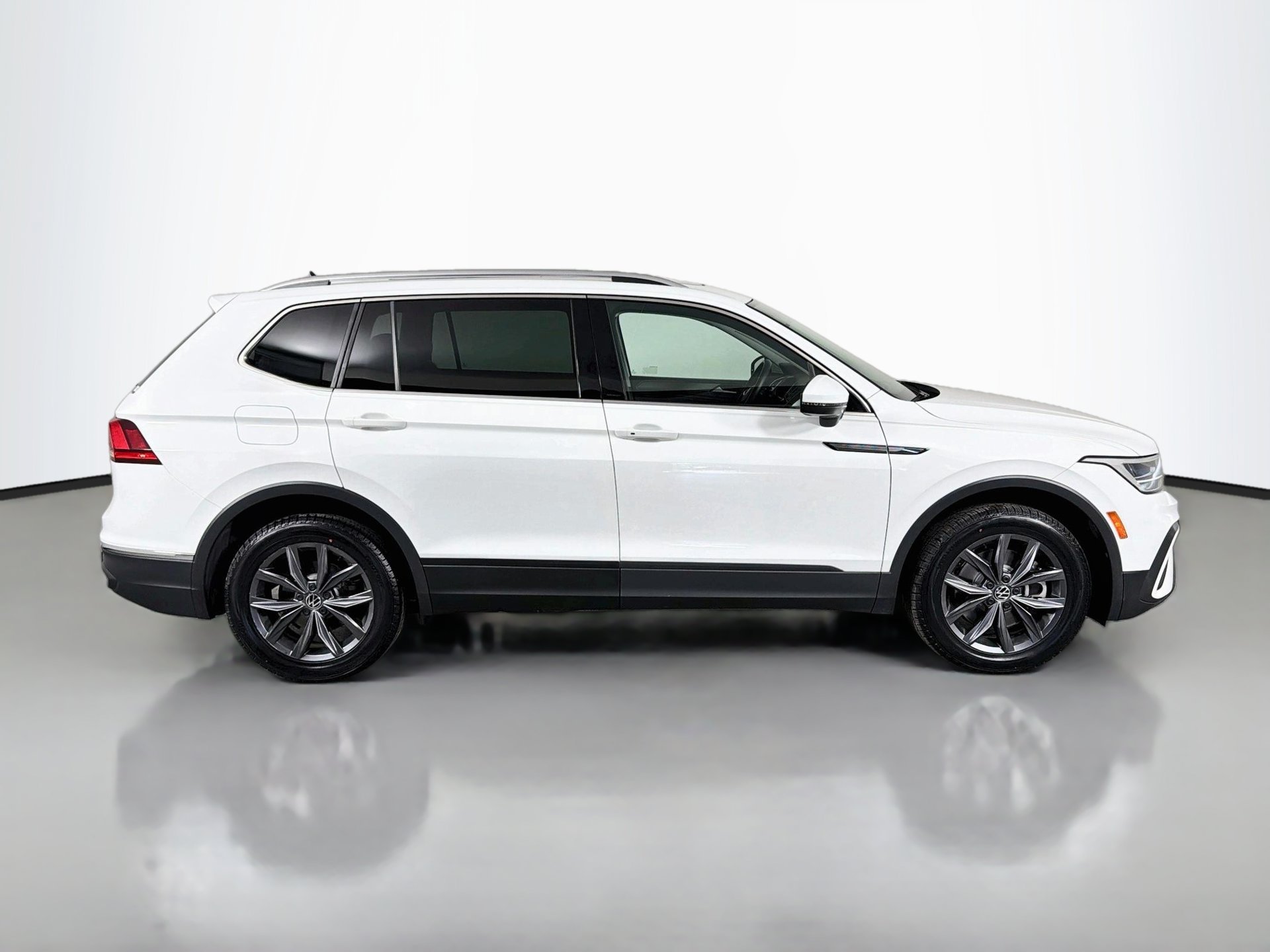 Used 2022 Volkswagen Tiguan SE w/ Panoramic Sunroof Package FWD image 4
