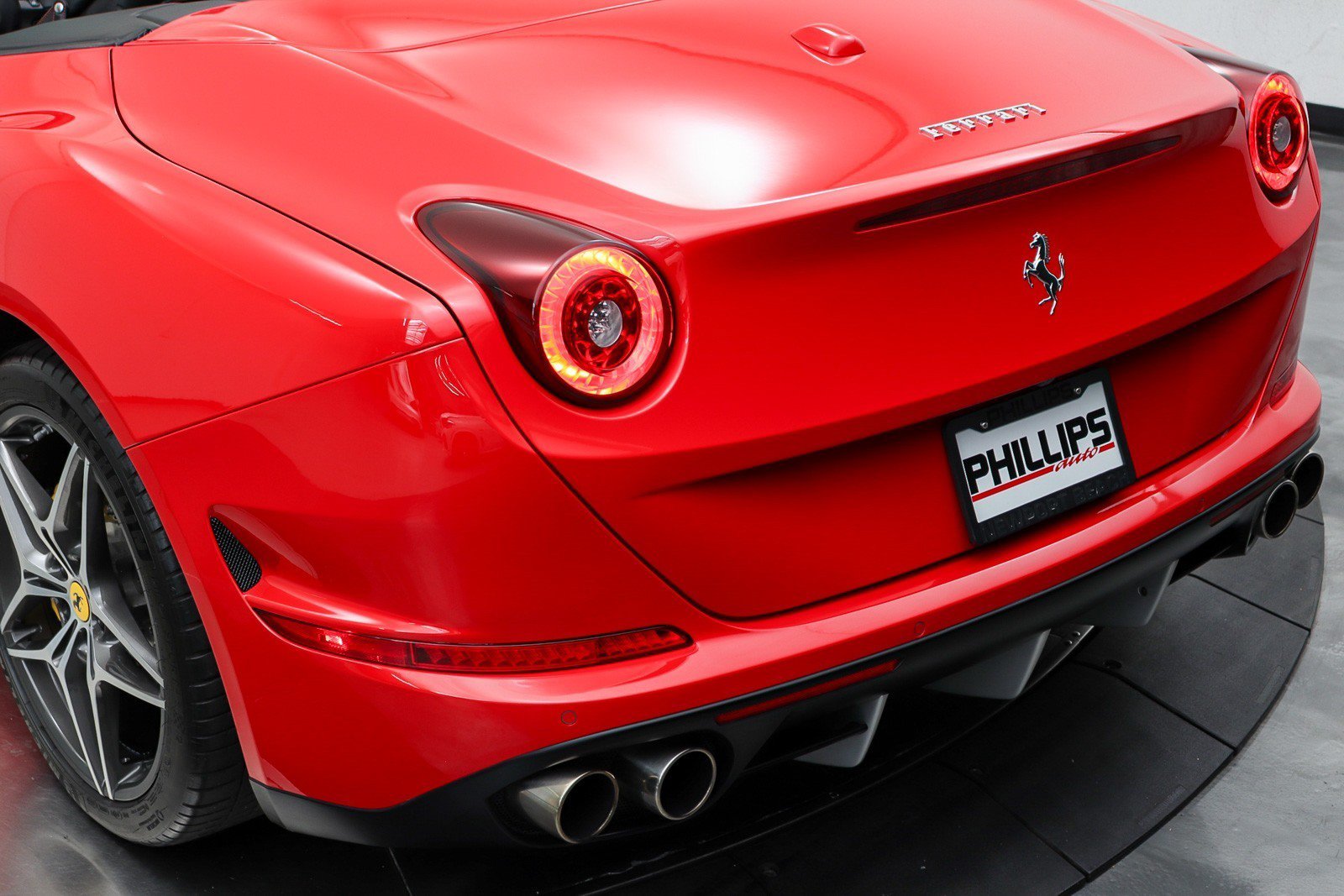 Used 2016 Ferrari California T RWD image 15