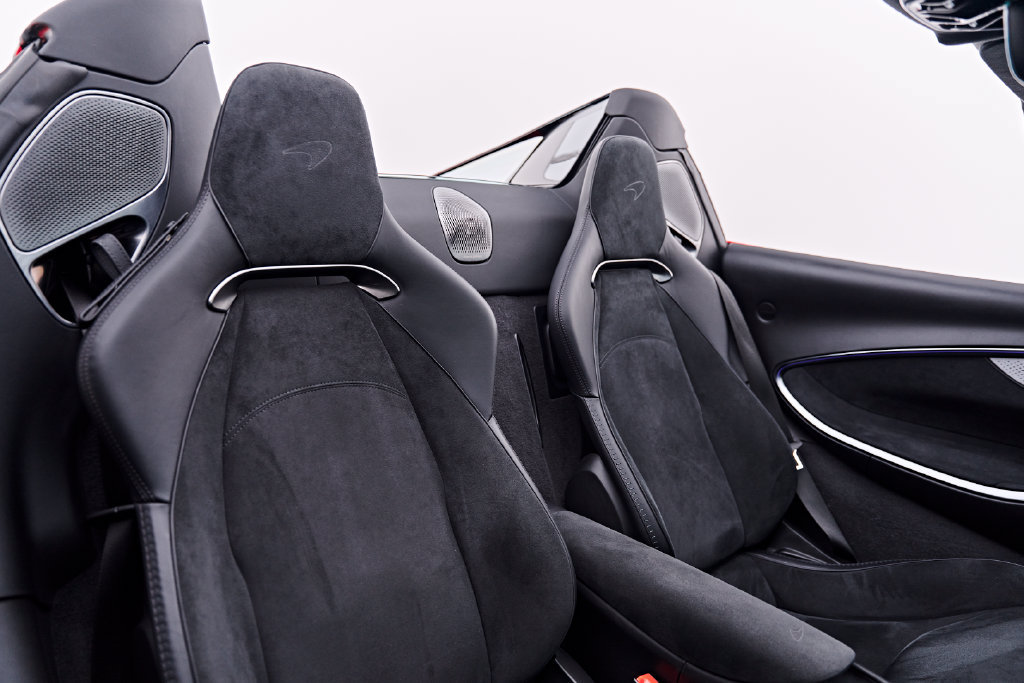 Used 2025 McLaren Artura Spider RWD image 49