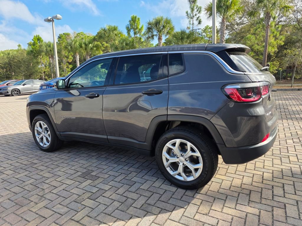 Used 2024 Jeep Compass Sport image 9