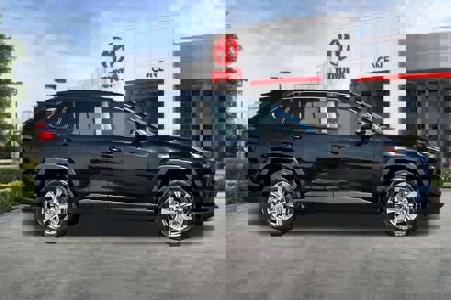 Used 2025 Toyota RAV4 XLE image 3