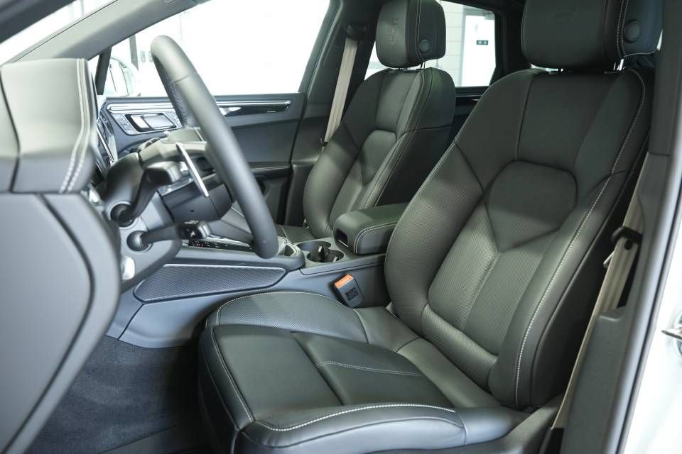 Certified 2025 Porsche Macan AWD/4WD image 5