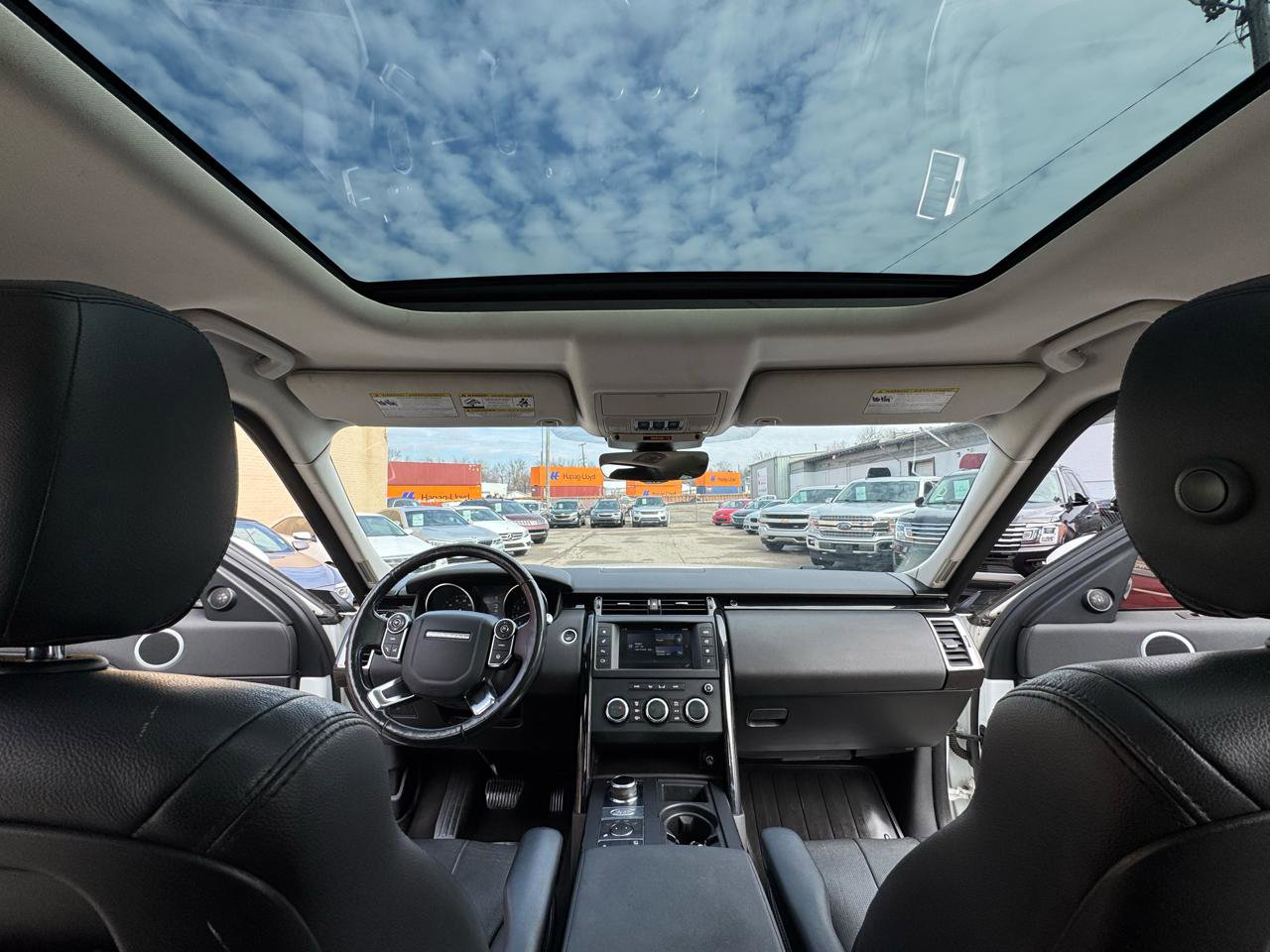 Used 2017 Land Rover Discovery SE image 24