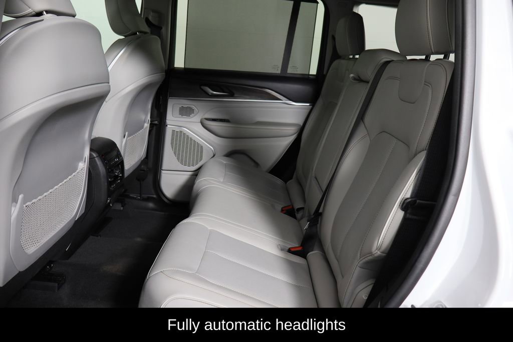 Used 2022 Jeep Grand Cherokee Overland w/ Luxury Tech Group IV image 17