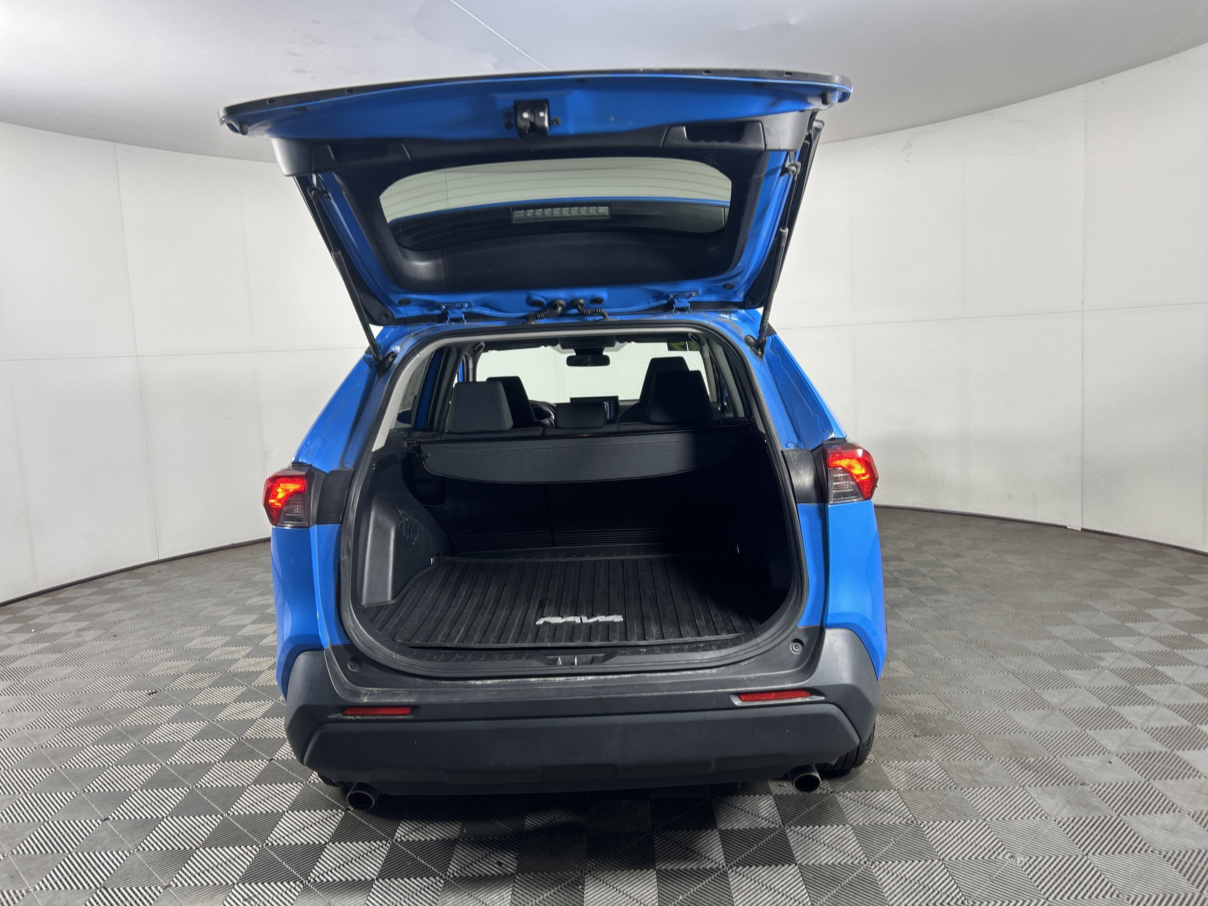 Used 2019 Toyota RAV4 LE image 9