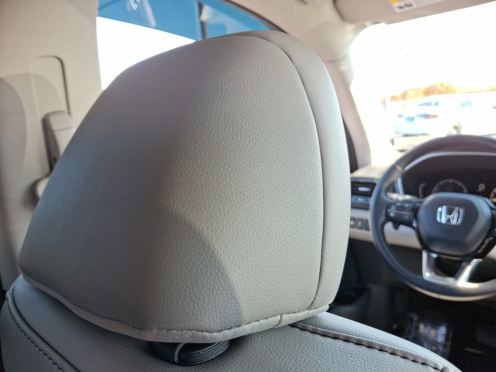 Used 2025 Honda Pilot EX-L image 9