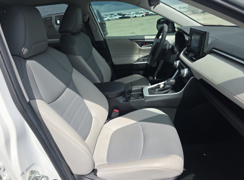 Used 2020 Toyota RAV4 XLE Premium FWD image 12