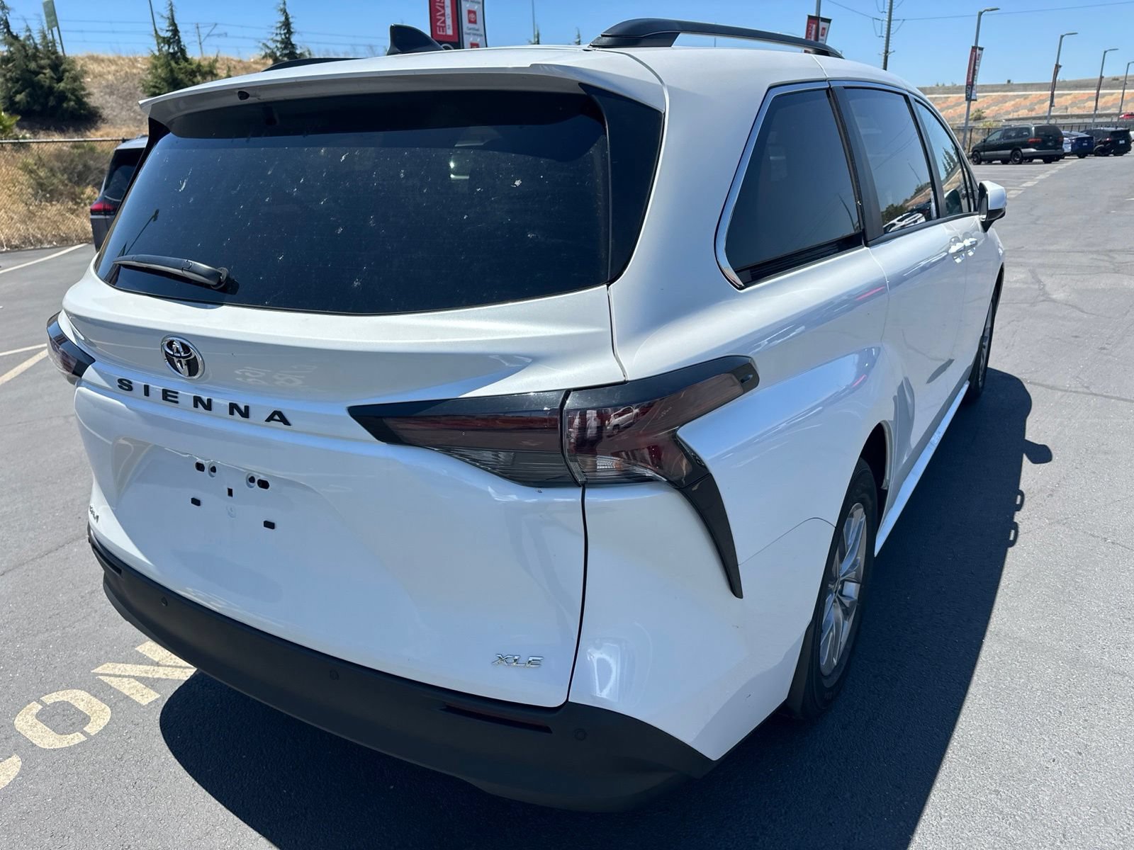 Used 2026 Toyota Sienna XLE FWD image 4