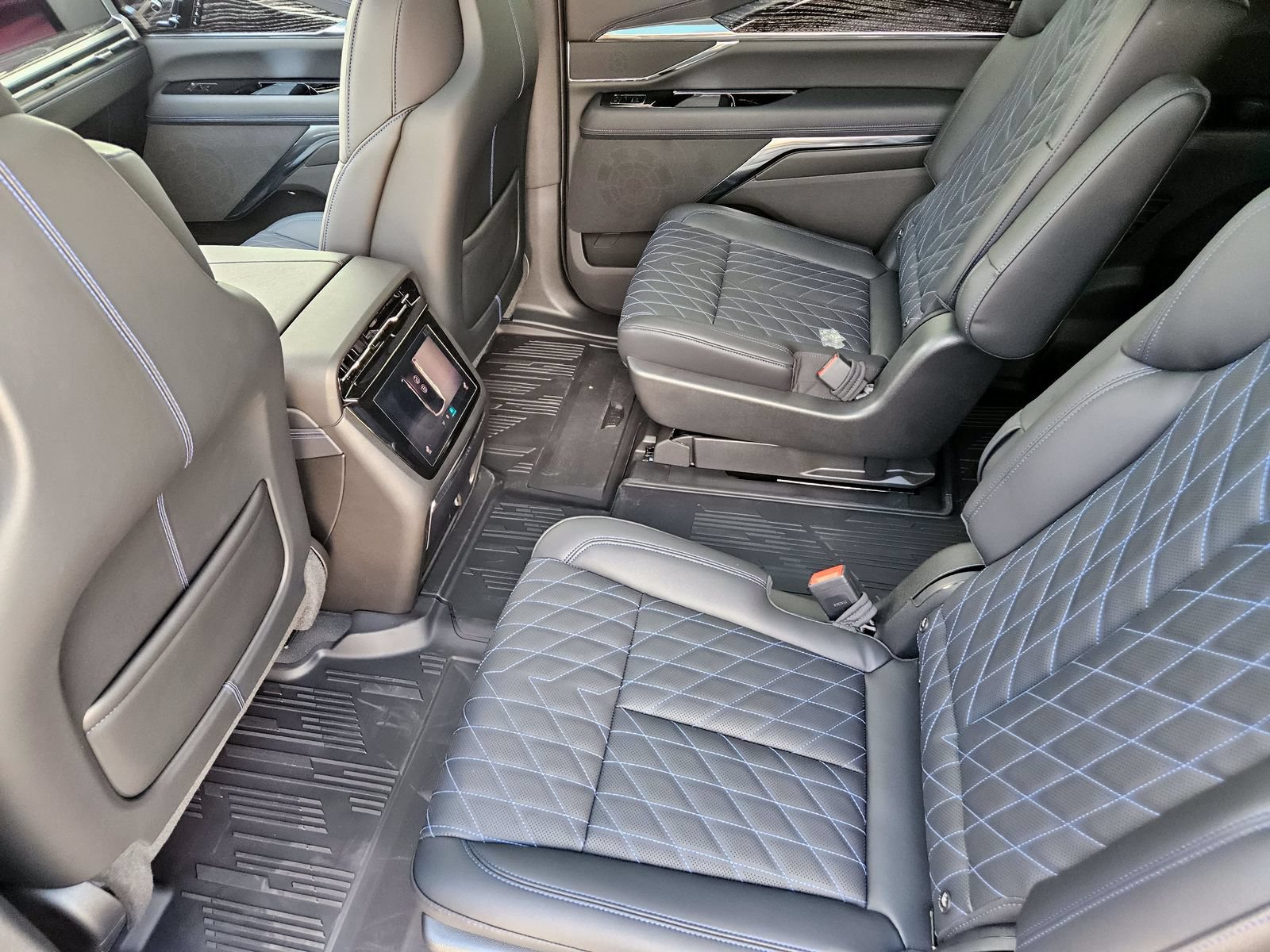 New 2026 Cadillac Escalade IQL Sport 1 w/ LPO, ONYX Package AWD/4WD image 27