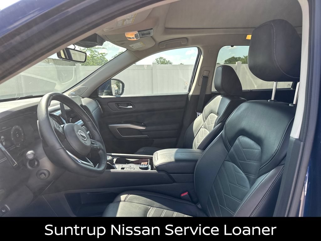 Certified 2025 Nissan Pathfinder Platinum w/ Black Appearance Package AWD/4WD image 8