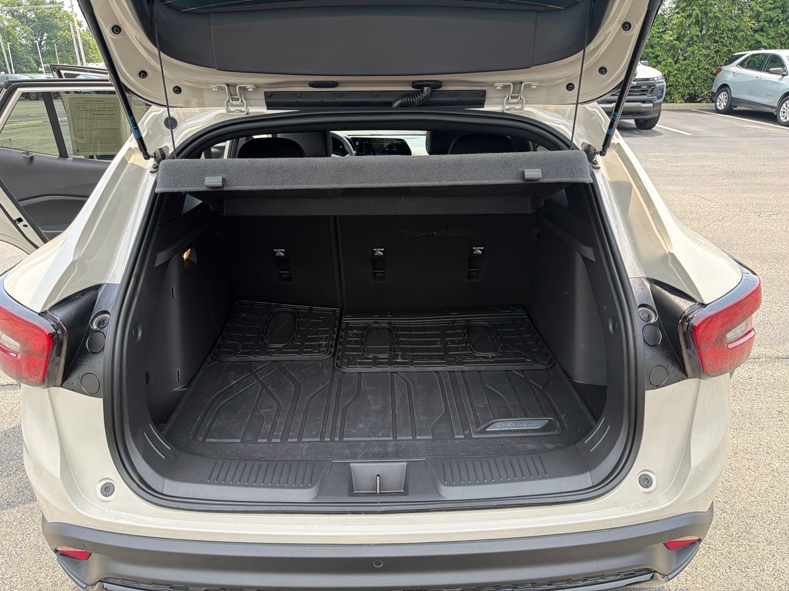 Used 2026 Chevrolet Trax RS w/ Sunroof Package FWD image 28