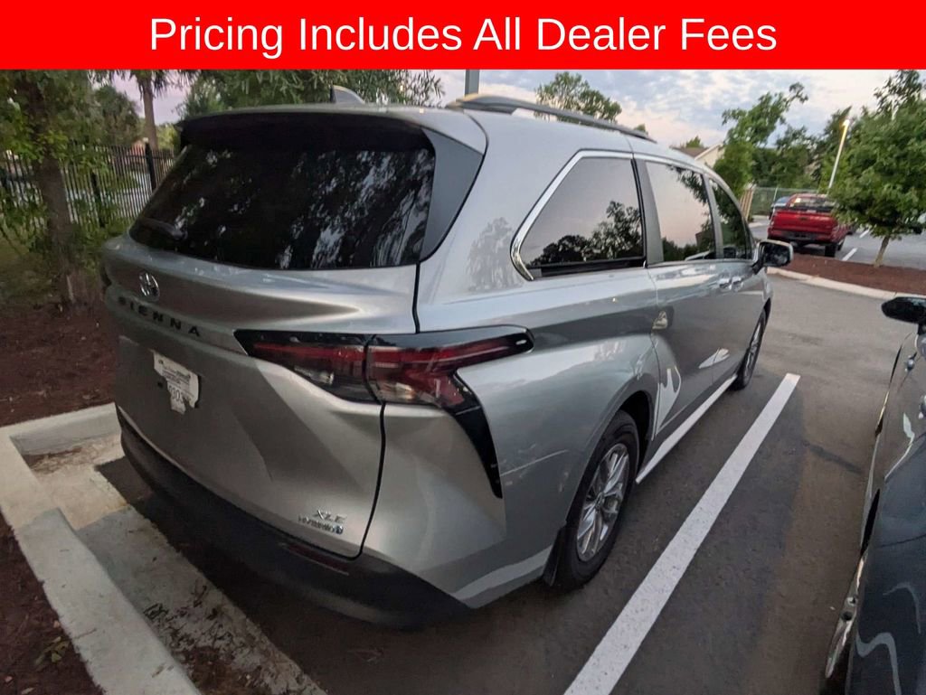 Used 2024 Toyota Sienna XLE FWD image 8