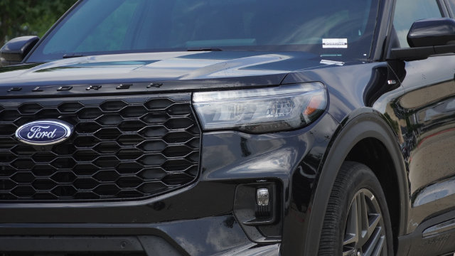 Used 2025 Ford Explorer ST-Line w/ ST-Line Street Pack AWD/4WD image 4