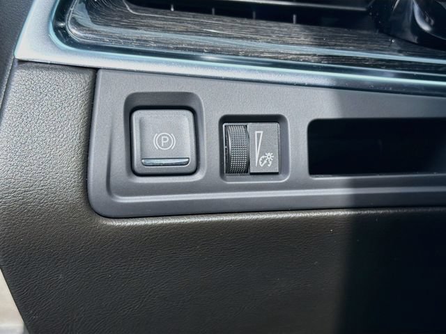 Used 2023 Cadillac XT5 Premium Luxury w/ LPO, Floor Liner Package AWD/4WD image 10