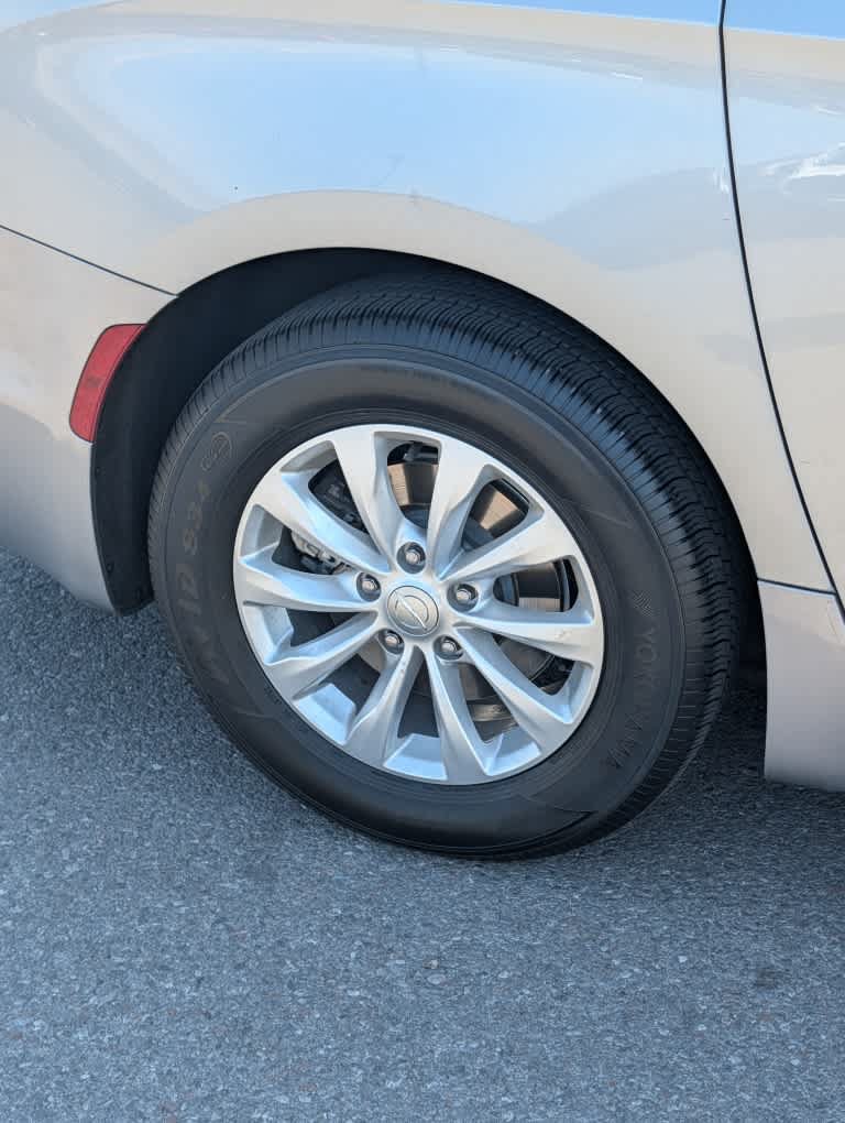 Used 2017 Chrysler Pacifica Touring-L FWD image 10