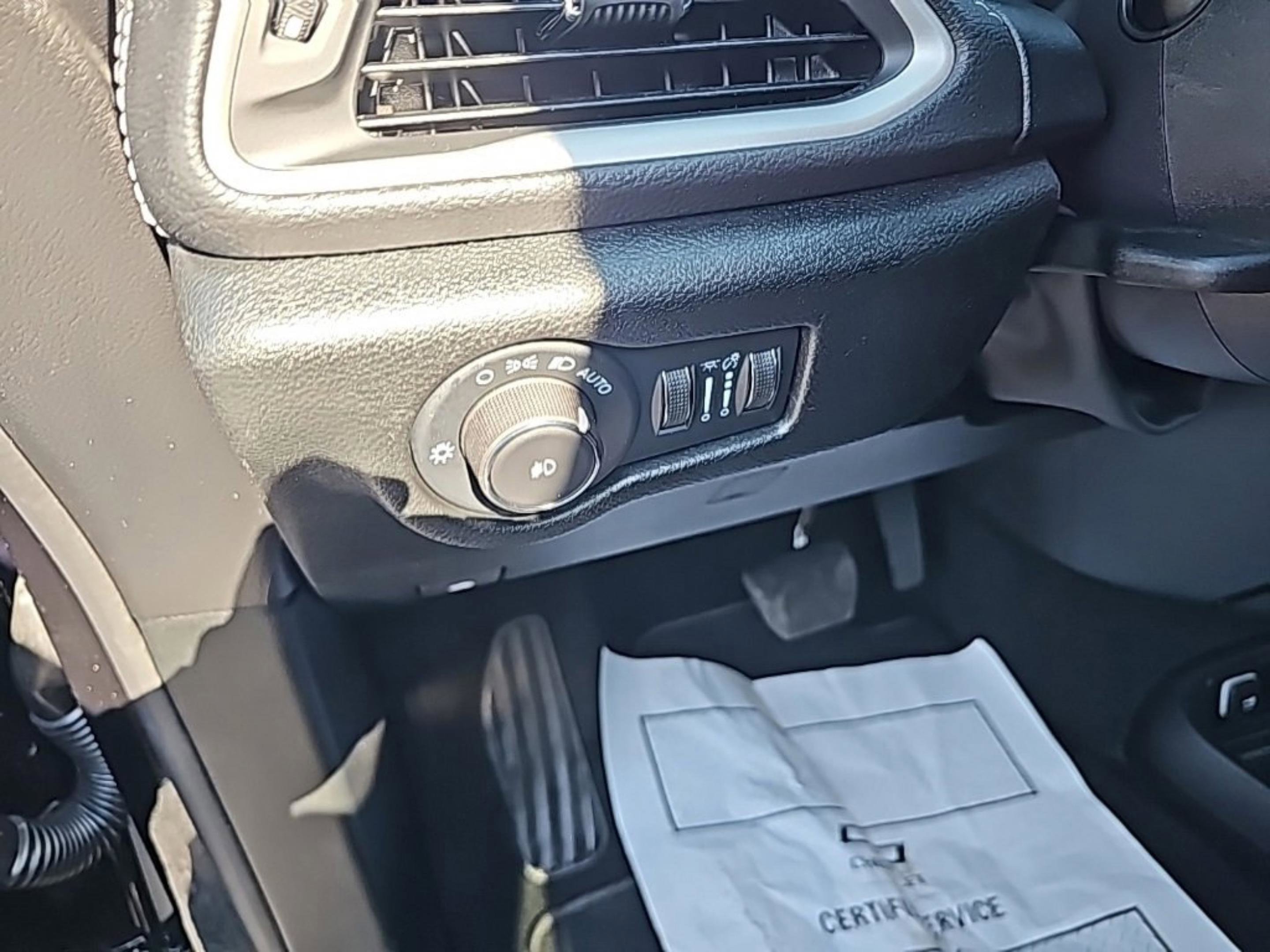 Used 2026 Chrysler Pacifica Select image 19